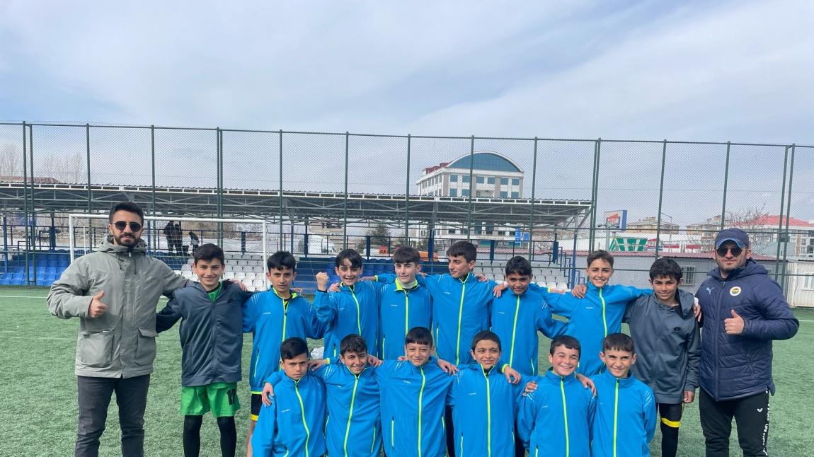 Okulumuz futbol takımı Hasan Ali Yücel Ortaokulunu 3-2 yenerek yarı finale kaldı.